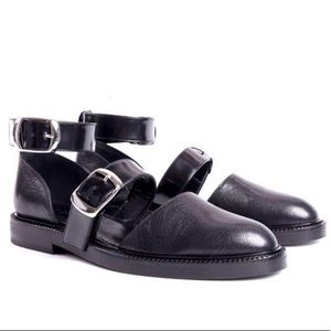 Women’s flat buckle sandal